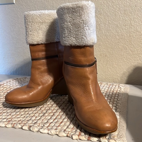 B. Makowsky Boots in Size 9. - Picture 5 of 9